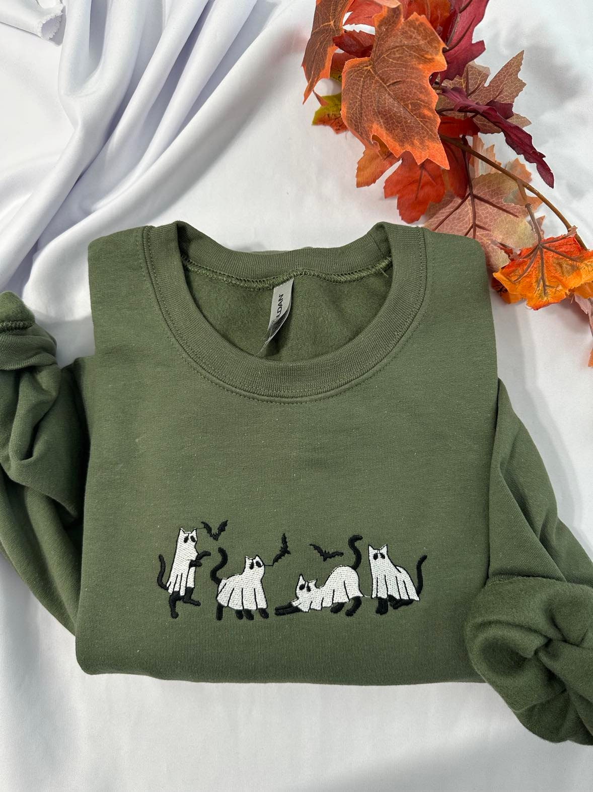 Embroidered Halloween Cat Sweatshirt: Spooky Ghost Crewneck